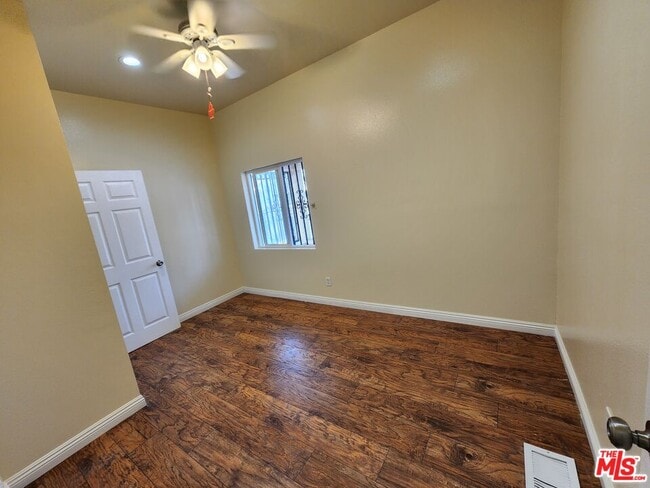 Foto del edificio - 750 E 40th Pl