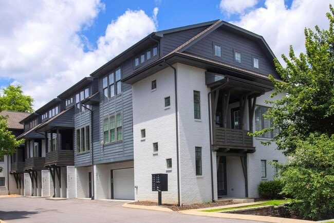 4 BEDROOM, 5 BATH, 2-CAR GARAGE- - 4 BEDROOM, 5 BATH, 2-CAR GARAGE- House