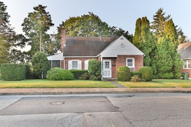 Foto del edificio - Quaint Single-Family Home on Sunnyside Ave