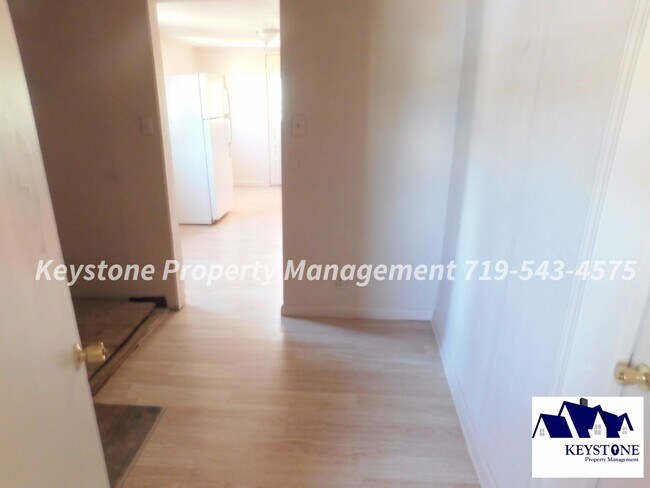 Foto del edificio - Small Dog Friendly! 3 Bedrooms / 1 Bath / 2 Car Detached Garage  Eastside Rancher