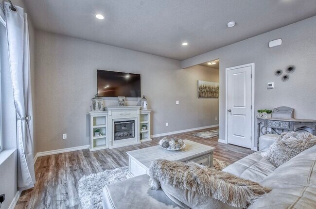 Foto del edificio - 7967 Martinwood Pl
