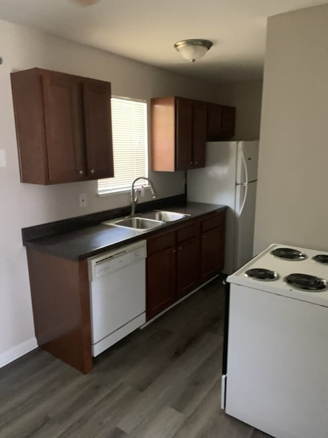 Foto del edificio - 9333 LaGrange Rd