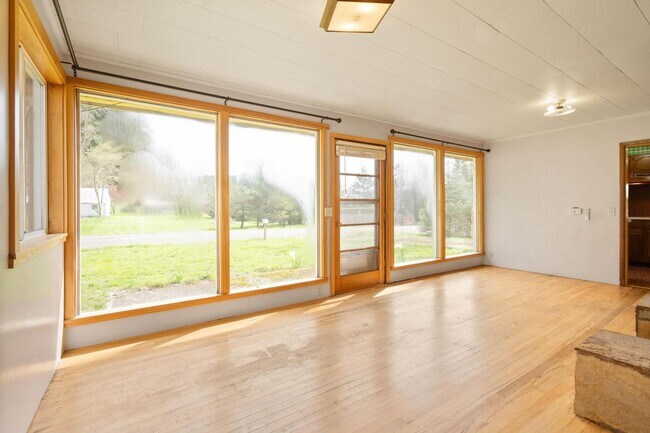 Foto del edificio - Quaint, inviting 4-bdrm/2-bath home in Cloverdale. Serene living, huge yard, covered patio