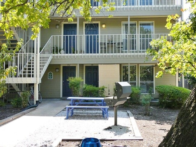 Building Photo - 202 E 45th St
