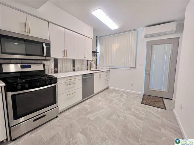 Building Photo - 352 S Main St