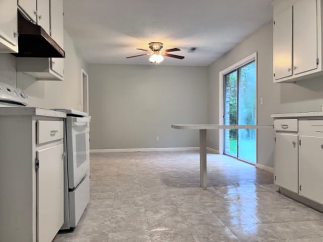 Building Photo - 208 Cardinal Dr