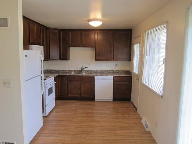 Building Photo - 3 Bedroom 2 and  1/2 Bath Townhome