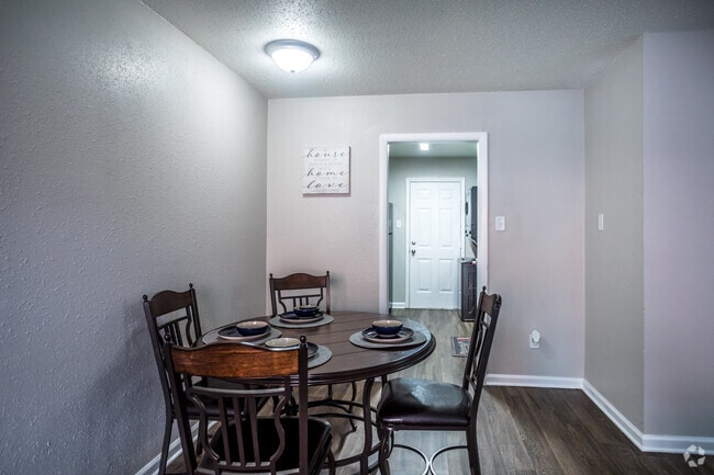 2 BR, 1.5 BA - 807SF - Getwell Pointe Apartments