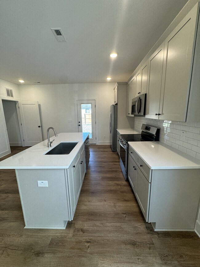 Building Photo - 701 Martin St