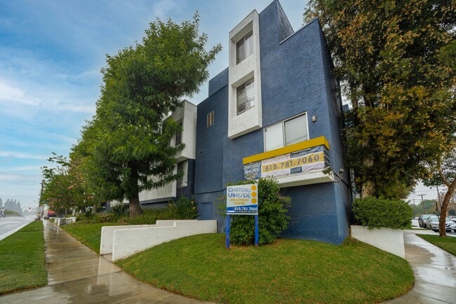 Building Photo - Chateau Lakeside Apartments
