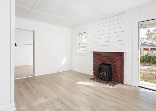 Building Photo - 423 Barnes St