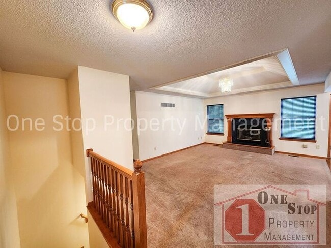 Building Photo - 3 Bedroom, 2 Full Bathrooms and oversized ...