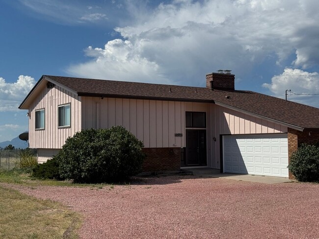 Foto del edificio - 5 bedroom, 3 bath, 2 car on acreage near t...