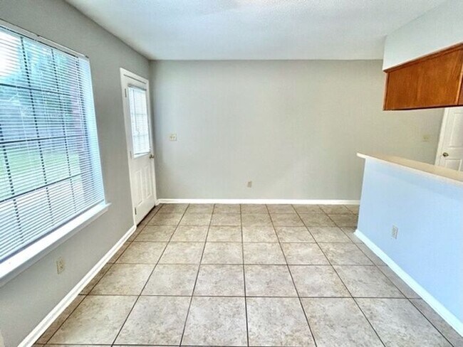 Foto del edificio - Now Leasing A 5 Bedroom 2 Bath Home In Memphis. Availalbe Now