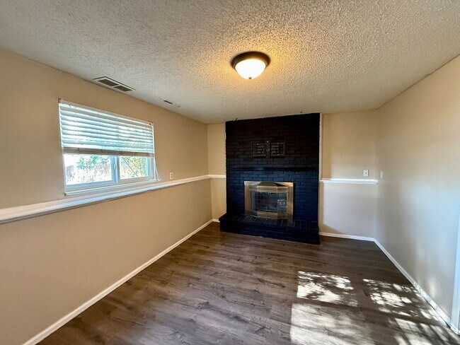 Building Photo - 3 Bedroom Pet Friendly Available for Immed...