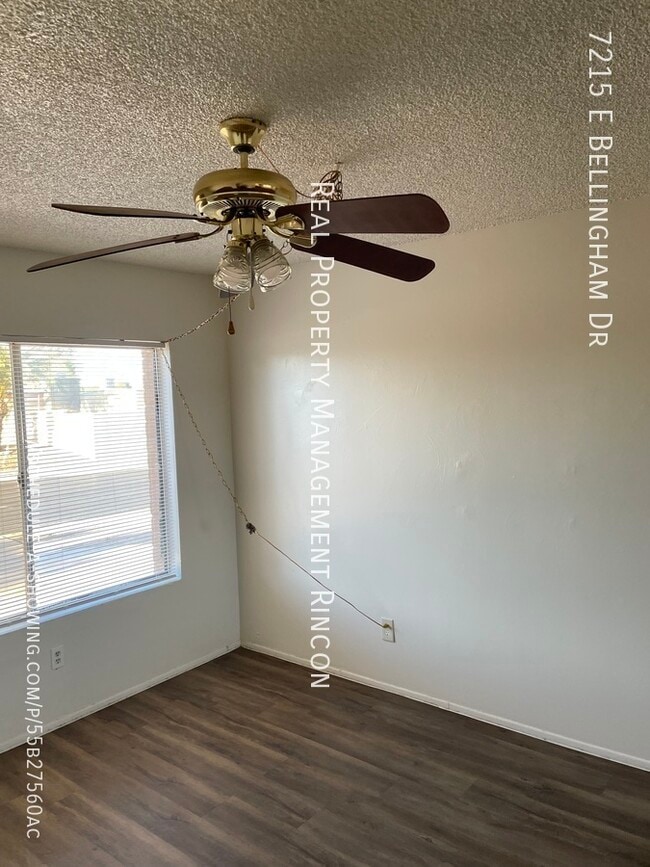 Building Photo - Great Eastside 4bed/1bath Duplex