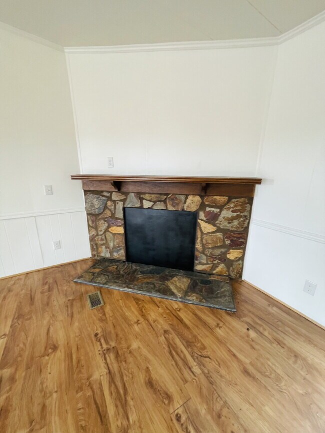 Building Photo - 3 BR, 2 BA doublewide in Pikeville school district