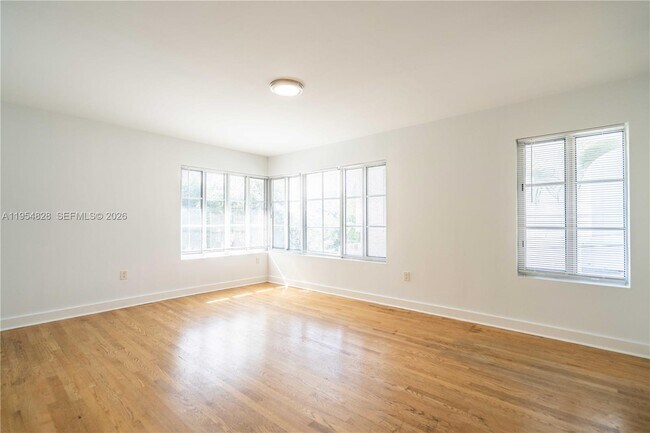 Foto del edificio - 2425 Flamingo Pl