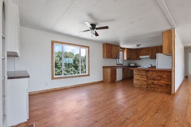 Building Photo - 3 Bedrooms 2 full bathrooms with attached ...