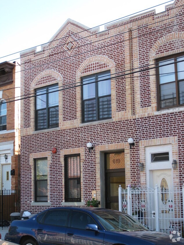 Building Photo - 619 Linwood St