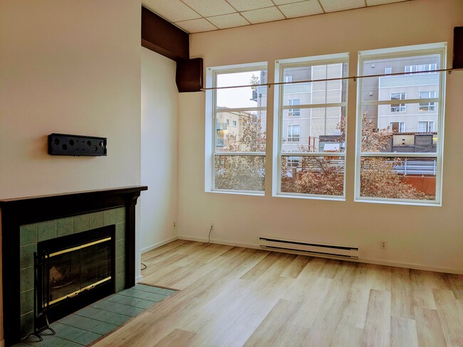 Building Photo - 417 E Pine St