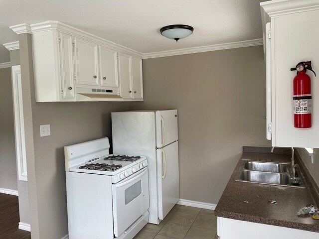 Kitchen - 3815 Briley St