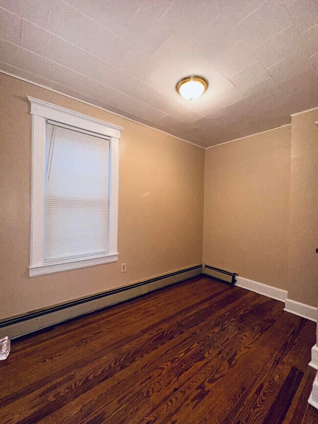 Building Photo - 128 W 19TH St