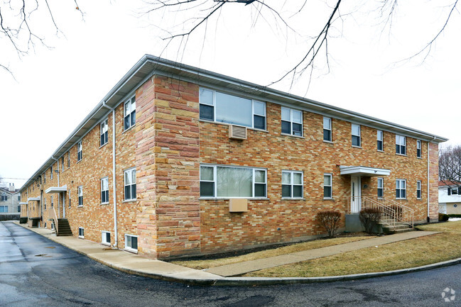 Building Photo - 214-222 S Pine Ave