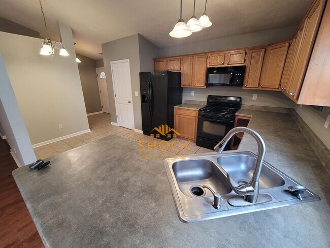 Foto del edificio - COZY 2 BR+DEN IN GREAT NEIGHBORHOOD