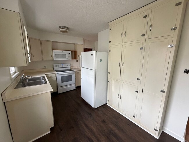 Building Photo - 3 Bedroom and 1 bath