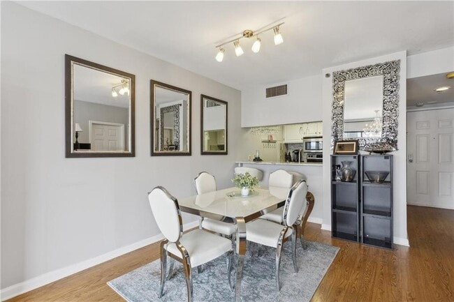 Foto del edificio - 3481 Lakeside Dr NE