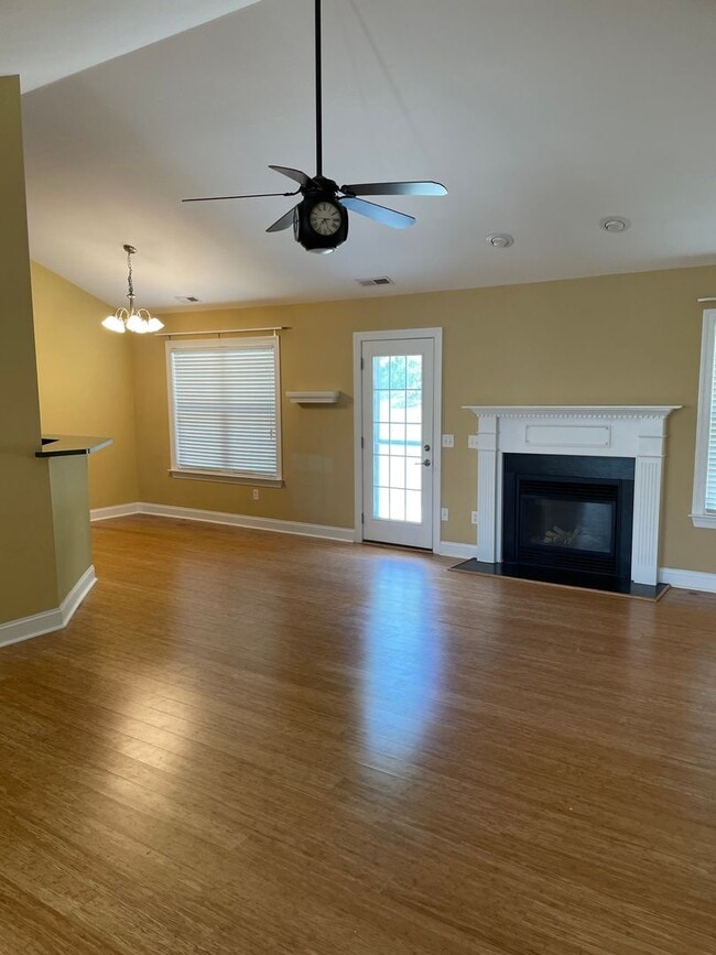 Building Photo - 3 Bedroom 2 Bath House With Bonus Room In ...