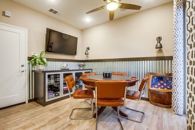 Foto del edificio - Stunning 3-bed, 3-bath townhome with bonus...