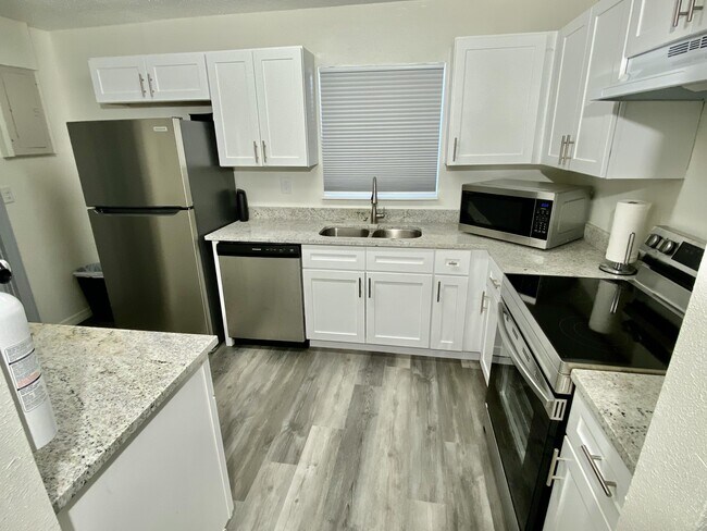 Building Photo - 1241 E Colonial Dr