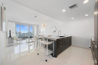Building Photo - 200 Biscayne Blvd Way