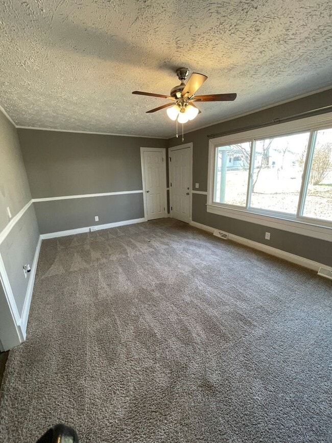 Building Photo - Huge home with bonus room and fenced in ba...