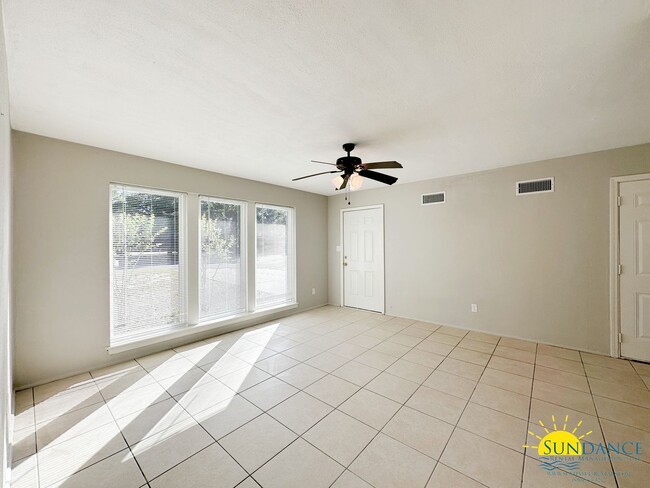 Foto del edificio - Lovely 3 Bedroom Home Centrally located in...
