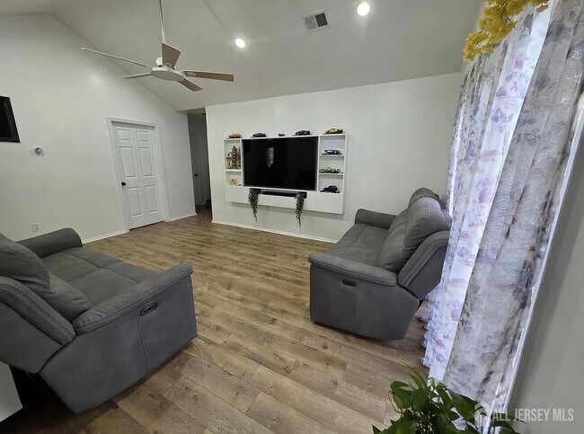 Foto del edificio - 1702 Cypress Ln