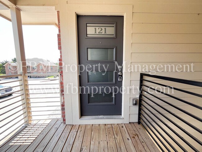 Building Photo - 1203 N Clay St