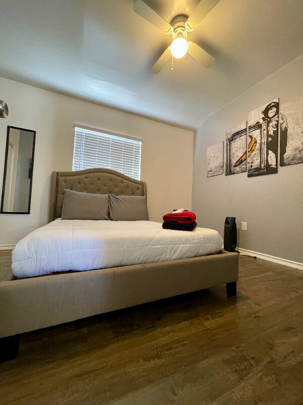 Foto del edificio - 2115 N Raymond Ave