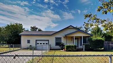 Building Photo - 446 N Forest St