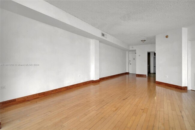 Foto del edificio - 905 Brickell Bay Dr