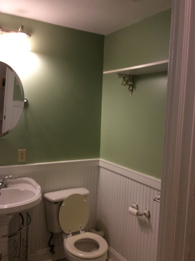 Full Bath - 438 S Pierce St