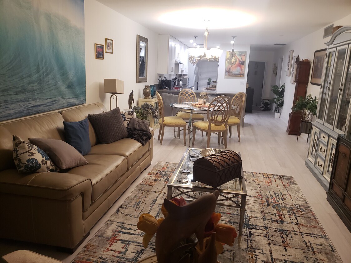 Main livingroom - 1041 Orange Ter