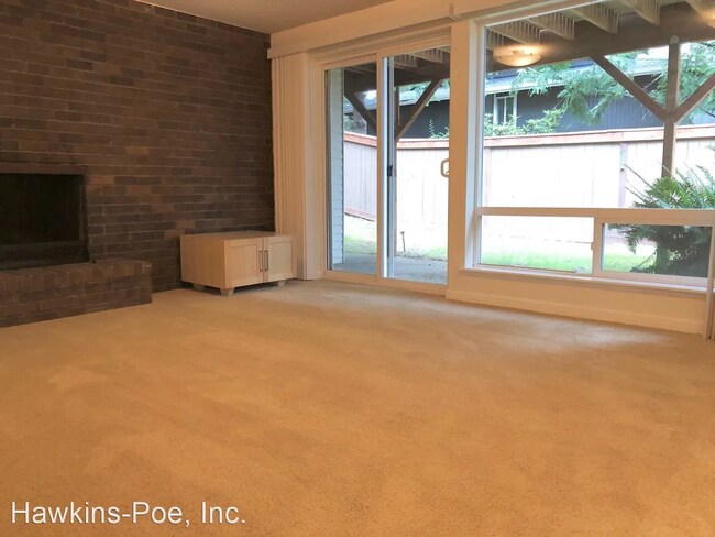 Foto del edificio - 3 bed 2 bath Duplex Great Yard!