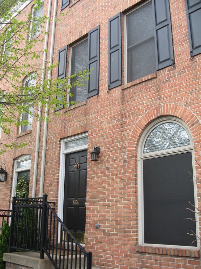 Building Photo - 806 S Charles St
