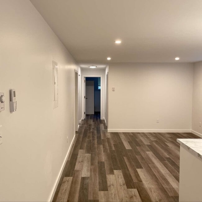 Building Photo - 84 Dufferin Ave