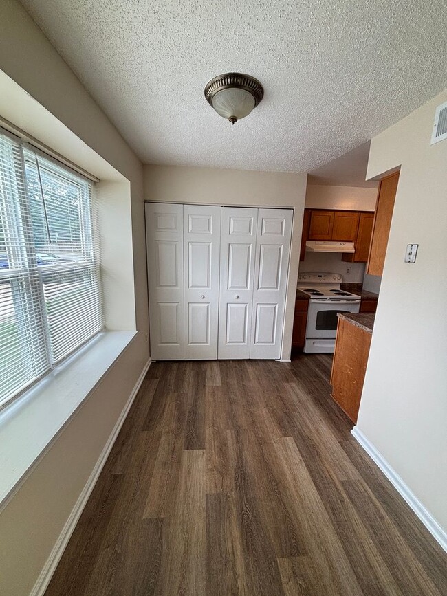 Building Photo - Beautiful 3 bedroom 1.5 Bath Fully Remodel...