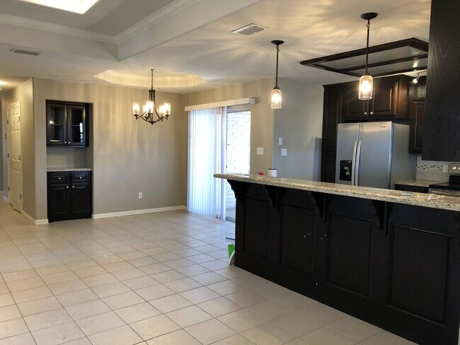 ¡Impresionante unidad con muchas comodidades! - 6701 N 8th St