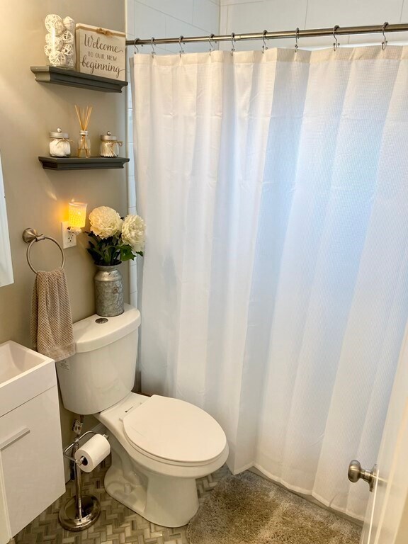 Full Bathroom - 11 Town Hill St
